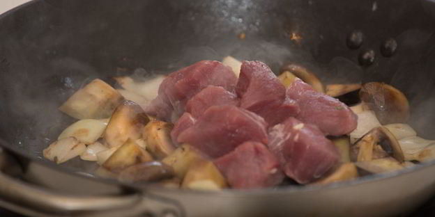жаркое из свинины с острыми баклажанами и шампиньонами