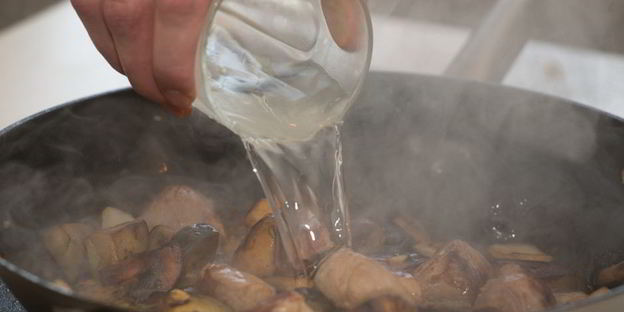 жаркое из свинины с острыми баклажанами и шампиньонами