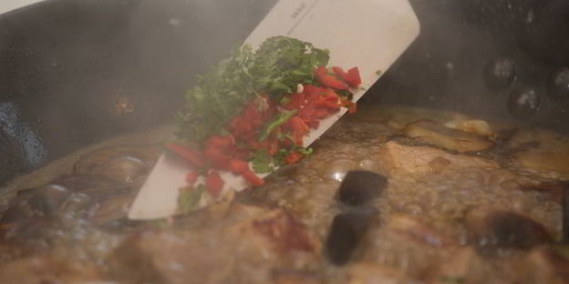 жаркое из свинины с острыми баклажанами и шампиньонами