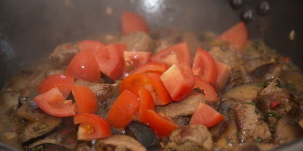 жаркое из свинины с острыми баклажанами и шампиньонами