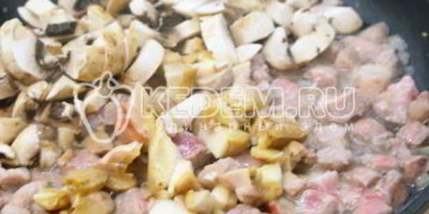 жаркое с грибами и сметаной