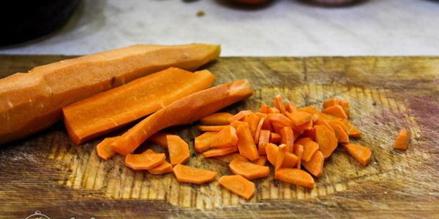 жаркое с курицей и черносливом в горшочках