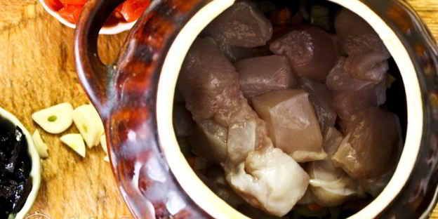 жаркое с курицей и черносливом в горшочках