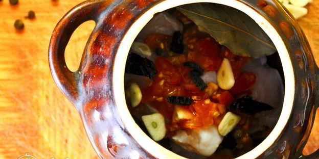 жаркое с курицей и черносливом в горшочках