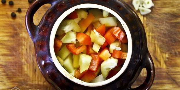 жаркое с курицей и черносливом в горшочках