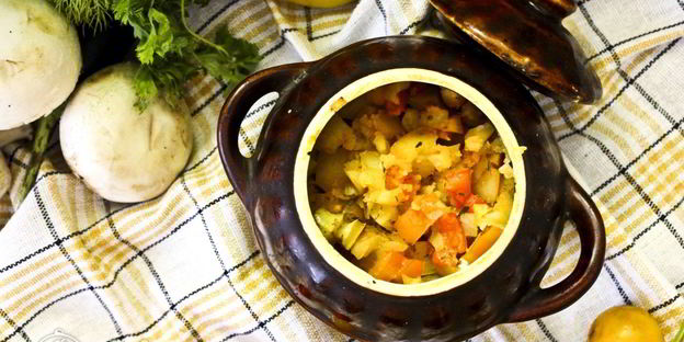 жаркое с курицей и черносливом в горшочках