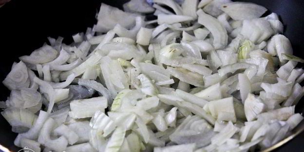 жаркое с курицей и черносливом в горшочках