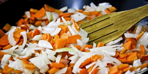 жаркое с курицей и черносливом в горшочках