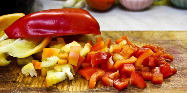 жаркое с курицей и черносливом в горшочках