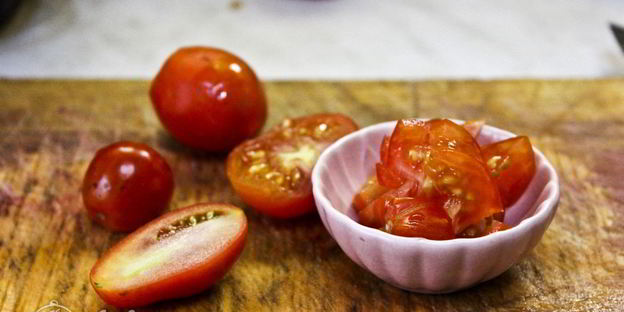 жаркое с курицей и черносливом в горшочках