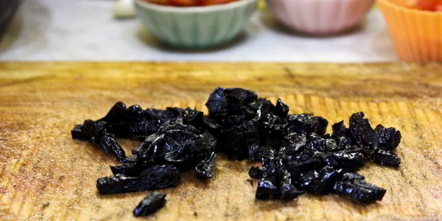 жаркое с курицей и черносливом в горшочках