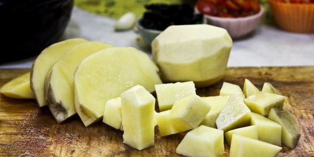 жаркое с курицей и черносливом в горшочках