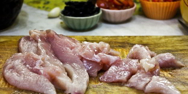 жаркое с курицей и черносливом в горшочках