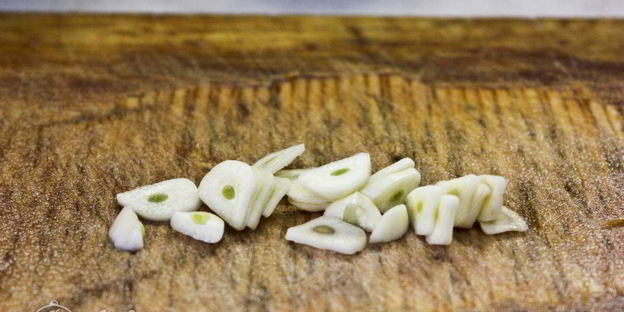 жаркое с курицей и черносливом в горшочках