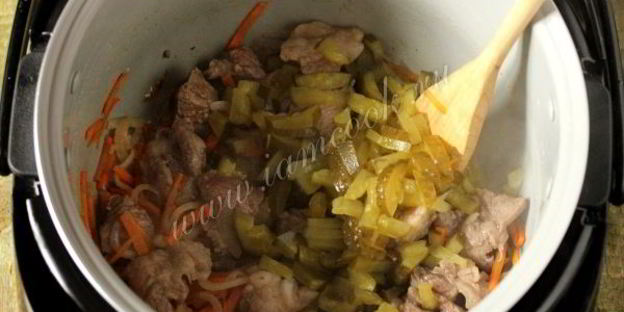 жаркое с солеными огурцами в мультиварке