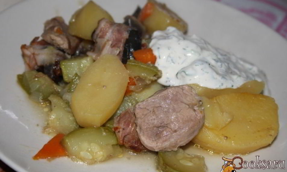 Рецепт жаркого со свининой, овощами и черносливом в беконе