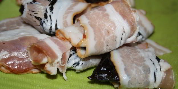 жаркое со свининой, овощами и черносливом в беконе