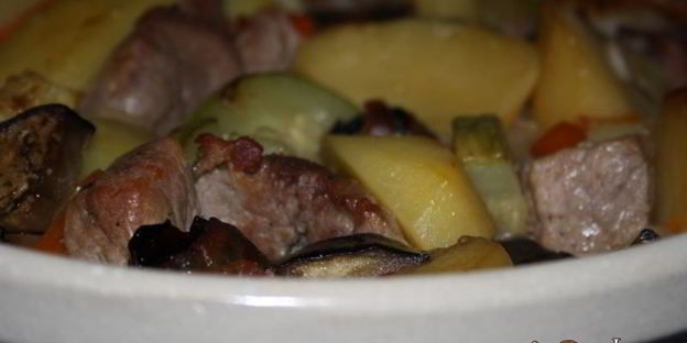 жаркое со свининой, овощами и черносливом в беконе