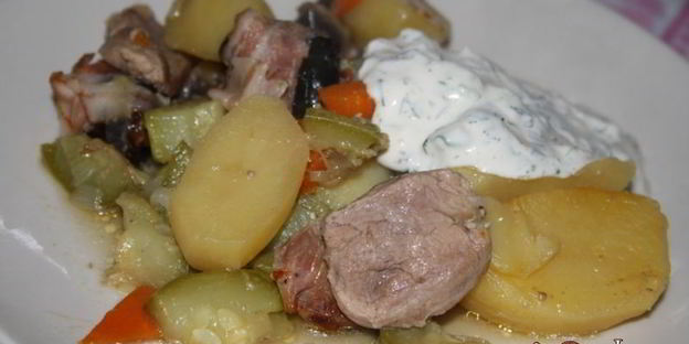 жаркое со свининой, овощами и черносливом в беконе