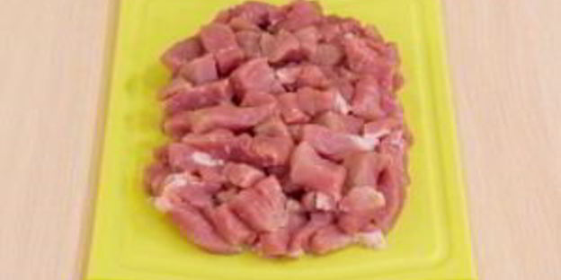 жаркое в горшочках под крышечкой из теста