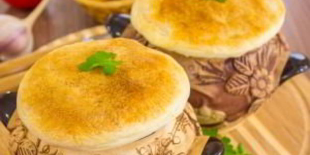 жаркое в горшочках под крышечкой из теста