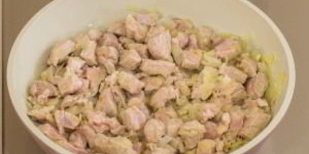 жаркое в горшочках под крышечкой из теста