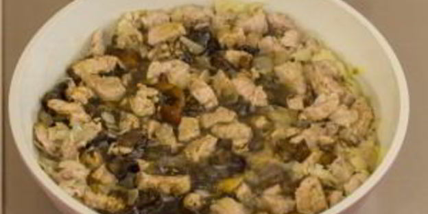 жаркое в горшочках под крышечкой из теста