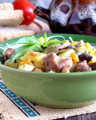 Жаркое в горшочках с белыми грибами и свининой