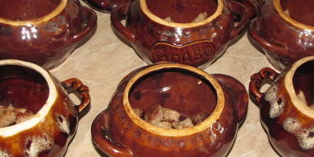 жаркое в горшочках с белыми грибами и свининой