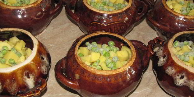 жаркое в горшочках с белыми грибами и свининой