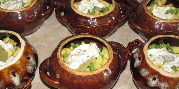 жаркое в горшочках с белыми грибами и свининой