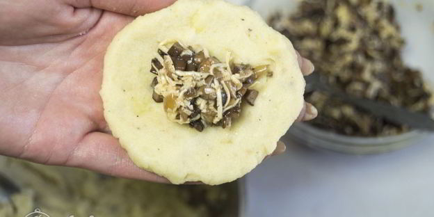 картофельные зразы с грибами и сыром