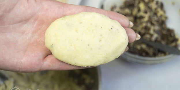 картофельные зразы с грибами и сыром