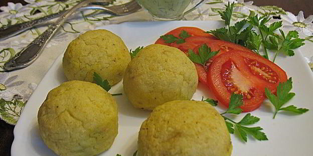 картофельные зразы с грибами, запеченные в духовке с луковым соусом без муки