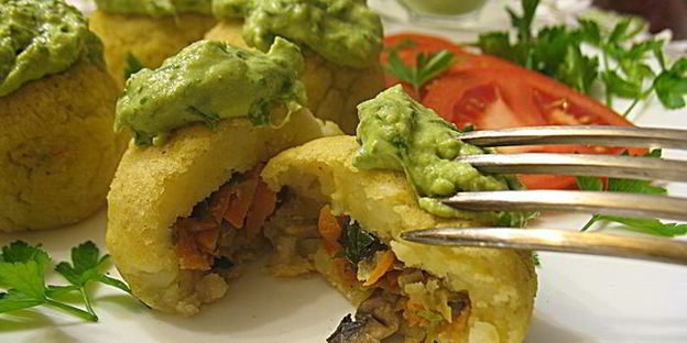 картофельные зразы с грибами, запеченные в духовке с луковым соусом без муки