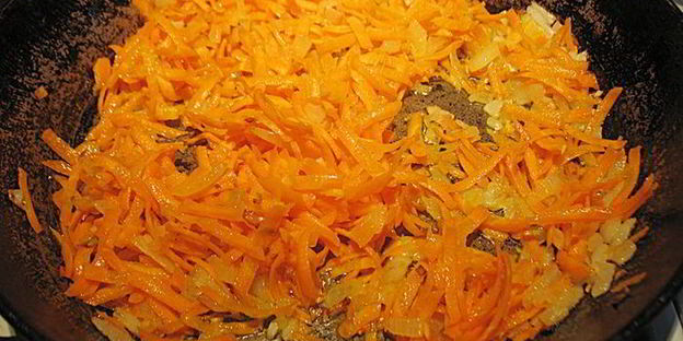 картофельные зразы с грибами, запеченные в духовке с луковым соусом без муки