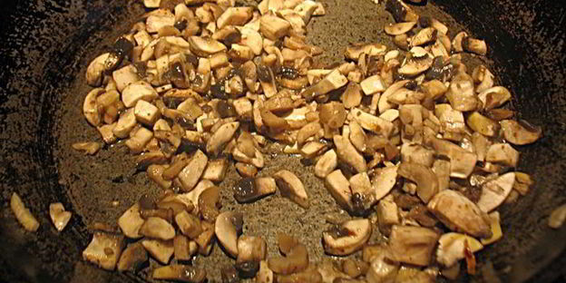 картофельные зразы с грибами, запеченные в духовке с луковым соусом без муки