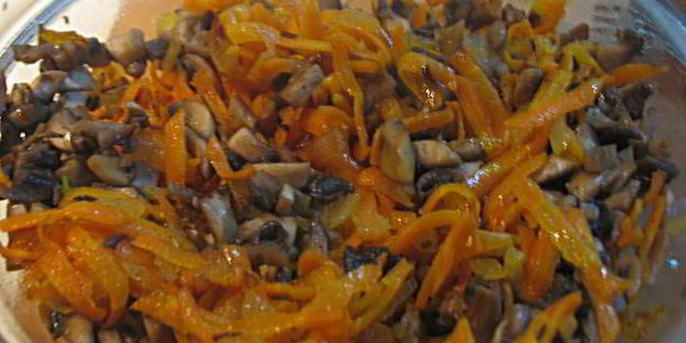 картофельные зразы с грибами, запеченные в духовке с луковым соусом без муки