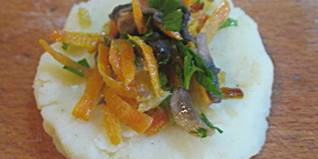 картофельные зразы с грибами, запеченные в духовке с луковым соусом без муки