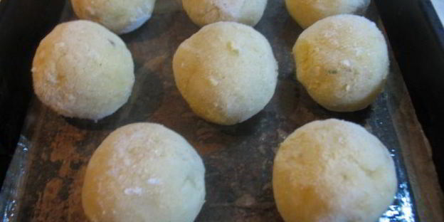 картофельные зразы с грибами, запеченные в духовке с луковым соусом без муки