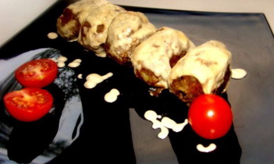 Рецепт мясных зраз с лесными грибами под сливочным соусом с сыром джюгас