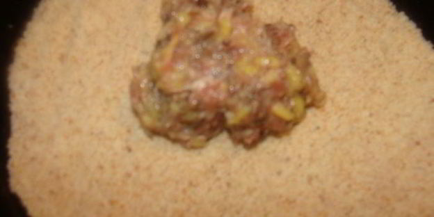 мясные зразы с лесными грибами под сливочным соусом с сыром джюгас