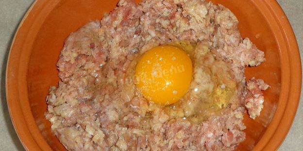 мясные зразы с луком и яйцом