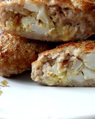 Мясные зразы с яйцом и луком