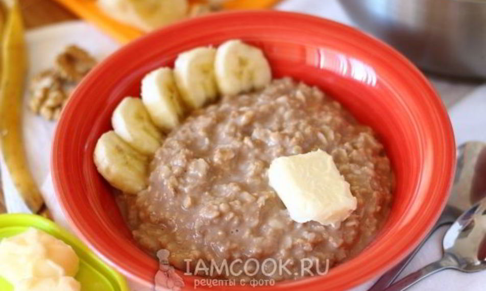 Рецепт геркулесовой каши с бананом и орехами