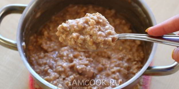 геркулесовая каша с бананом и орехами