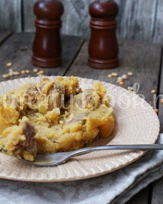 Гороховая каша со свининой в мультиварке