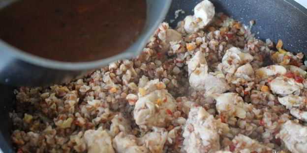 гречка с курицей в томатно-грибном соусе