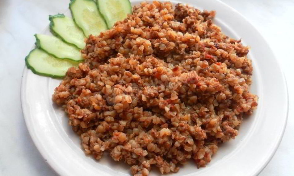 Рецепт гречки с мясным фаршем, луком, морковью и томатами