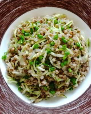 Гречка с огурцом и луком